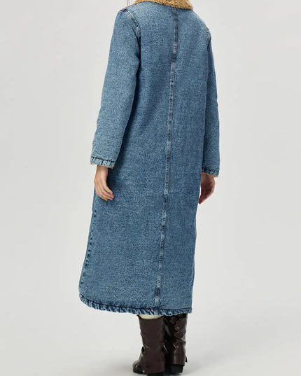 24e95cf5-1f61-457e-bd9b-68885832a52f-Max